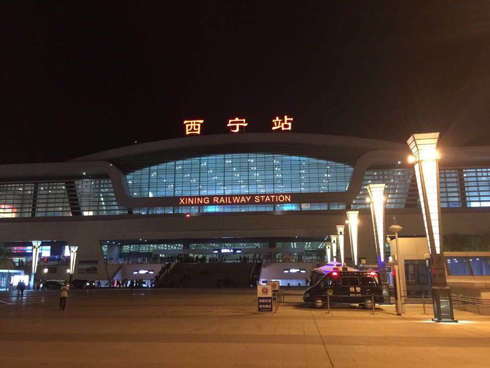 西宁火车站照片夜景图片