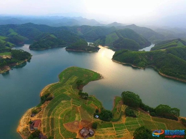 命名的达开水库,位于广西贵港市以北30公里的龙山盆地的奇石乡境内