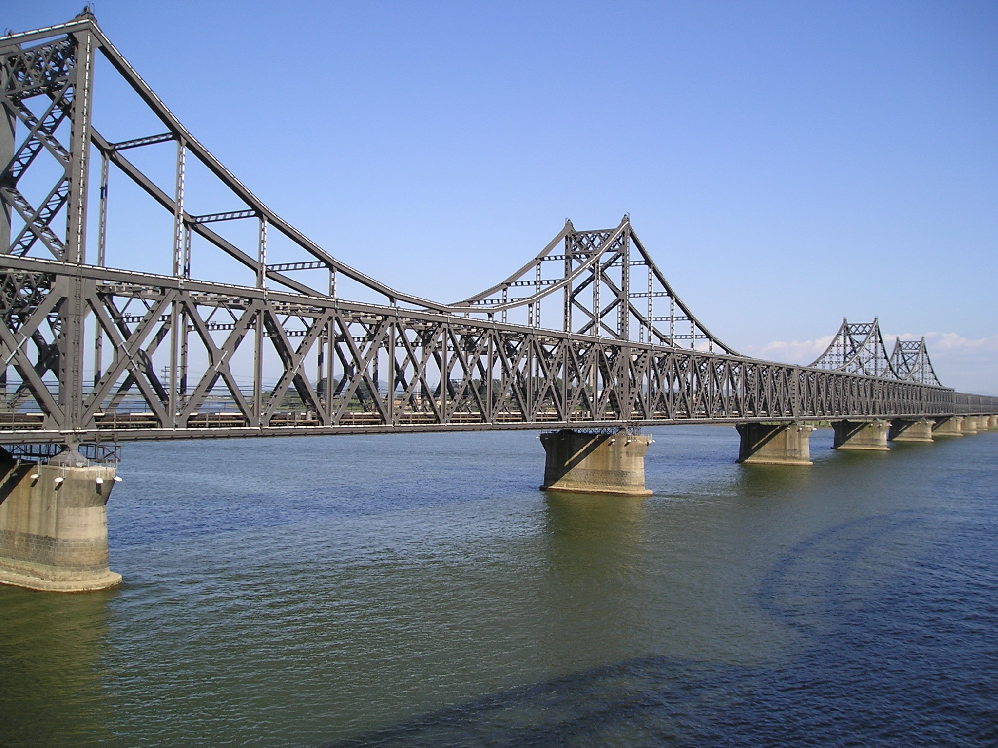 鸭绿江大桥(横跨中朝两国的边境桥)